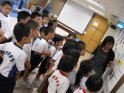 一年級同學留心聆聽老師講解馬蹄蟹的習性